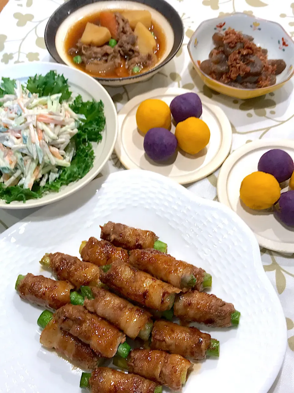 アスパラの豚肉巻き、ごぼうサラダ🥗、紫イモボールとカボチャボール、こんにゃくのおかか煮、肉じゃが|yukinnkoさん