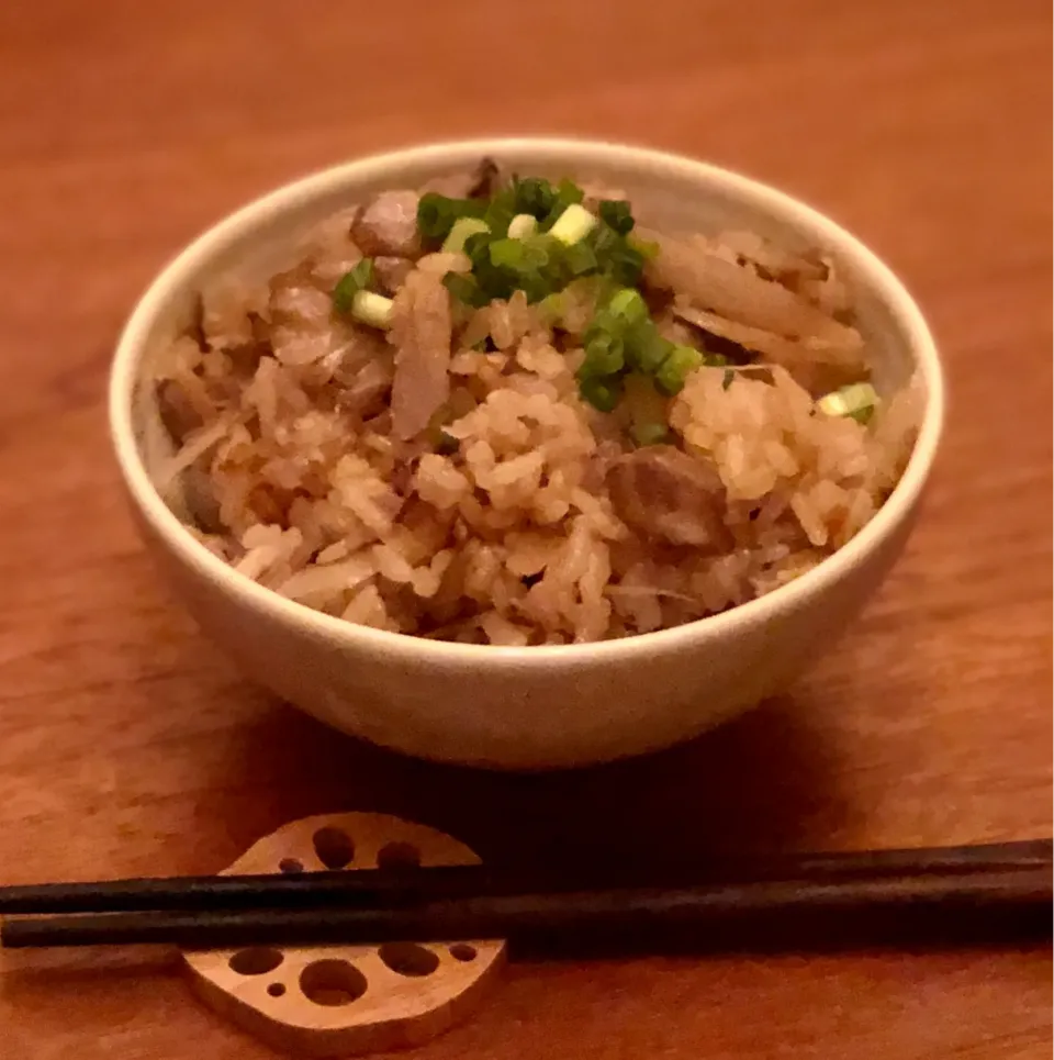 〆の鶏ごぼう舞茸の炊き込みご飯　　　　　Cooked rice with chicken, burdock and Maitake mushrooms|マユマユさん