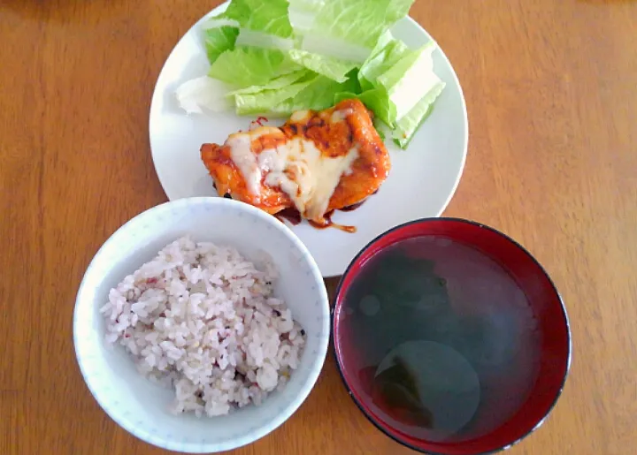 Snapdishの料理写真:５月１７日　照り焼きチキンチーズ　サラダ　わかめスープ|いもこ。さん