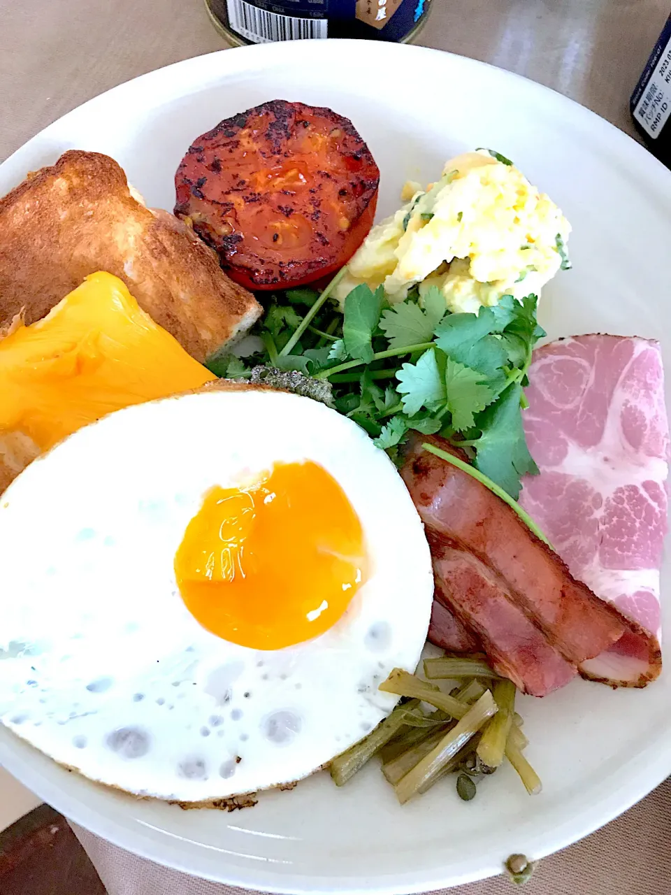 朝食プレート　トースト　焼きトマト　カリカリベーコン　ビアシンケン　パクチー　きゃらぶき　ポテサラ　目玉焼き|カピバラおやじさん