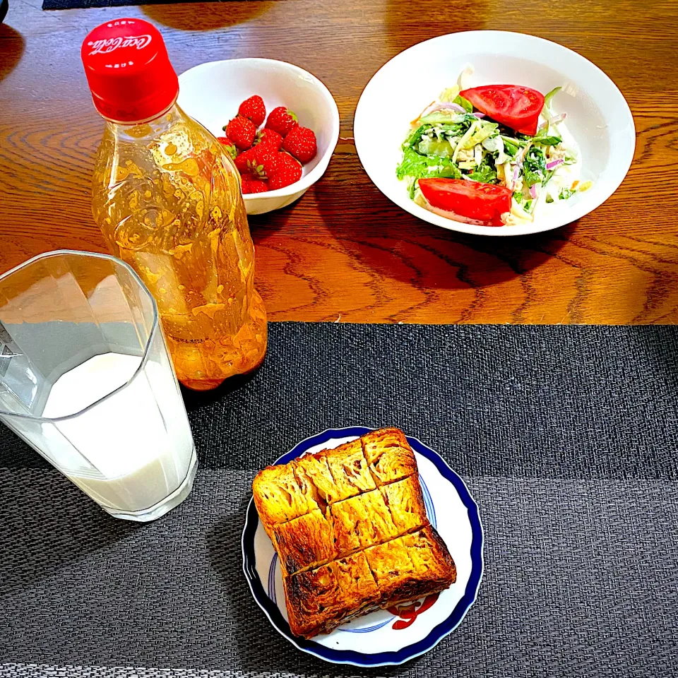 5月17日  朝ごはん  デニッシュあん食パン、ダルゴナコーヒー、苺、サラダ|yakinasuさん