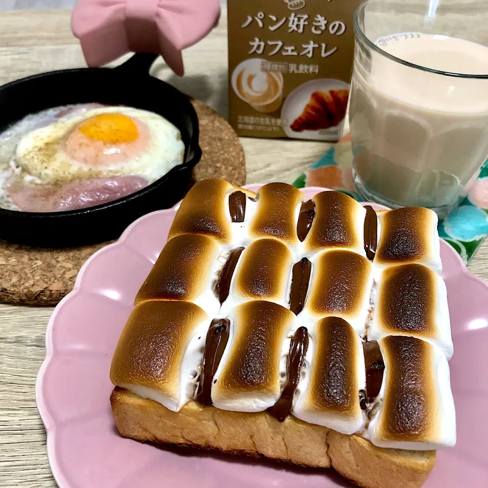 Snapdishの料理写真:チョコマシュマロトーストとパン好きのカフェオレの朝ごはん|ゆかｕさん