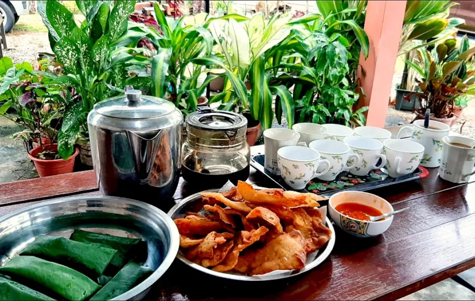 tea session at the backyard garden with cucur bawang & kelupis|ģřãçîöůşさん