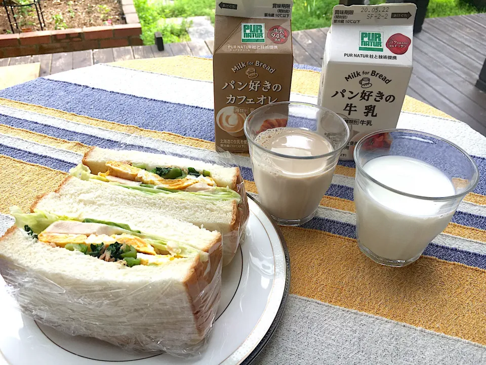 サンドイッチとパン好きの牛乳とカフェオレ|カドラさん