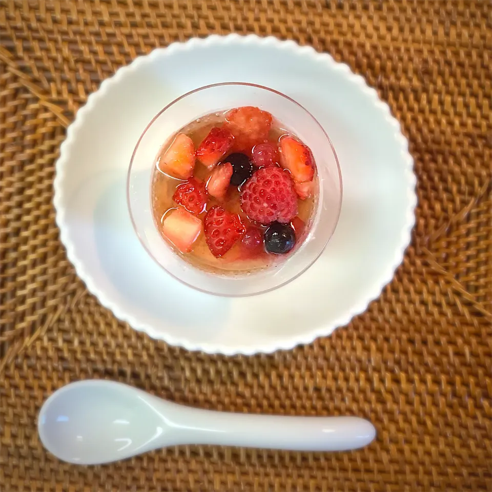 竹炭入りパンナコッタ　苺酵素シロップかけ🍓|美味飯さん