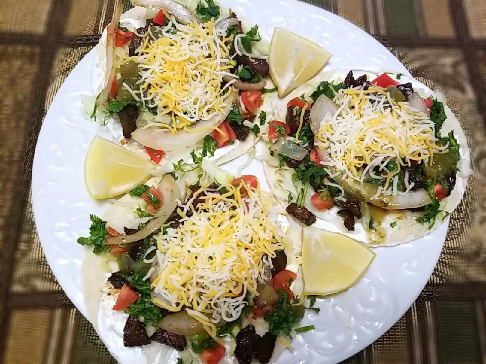 Beef Tacos
#oniontomatoes
#cilantrolettuce
#cheesesourcream|headturner_nicoleさん