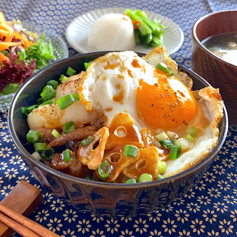 長女在宅研修中のランチ〜ニンニクマシマシ丼🧄🍚自粛なんで気にせず🧄たくさん食べました😆👍|Naoさん