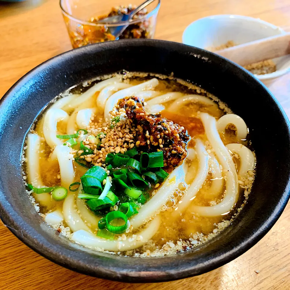 坦々スープに食べるラー油うどん✨追い胡麻たくさん入れて食べよう‼️|いちごさん