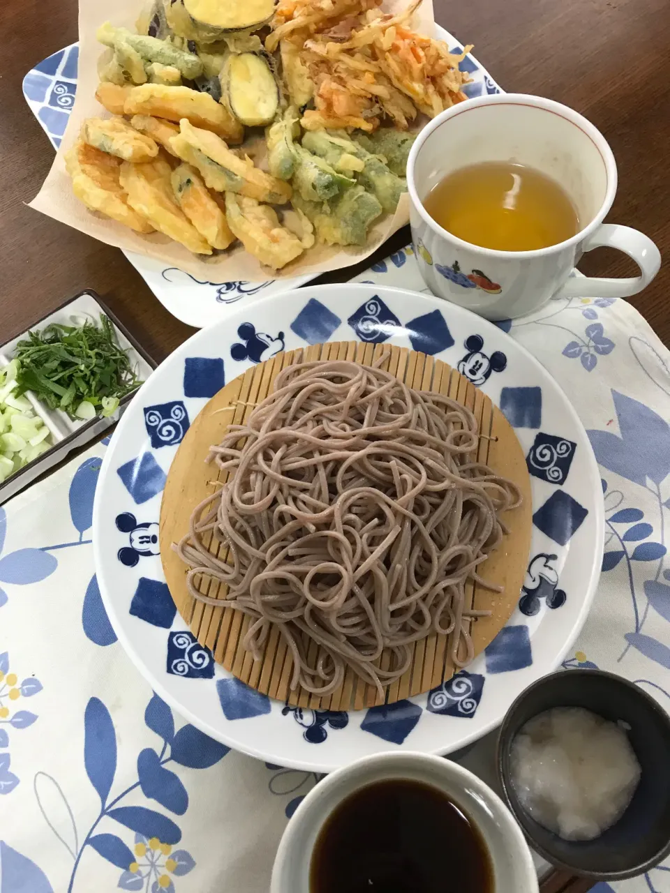 今日のランチはざる蕎麦と野菜の天ぷら❗️|Zunkoさん