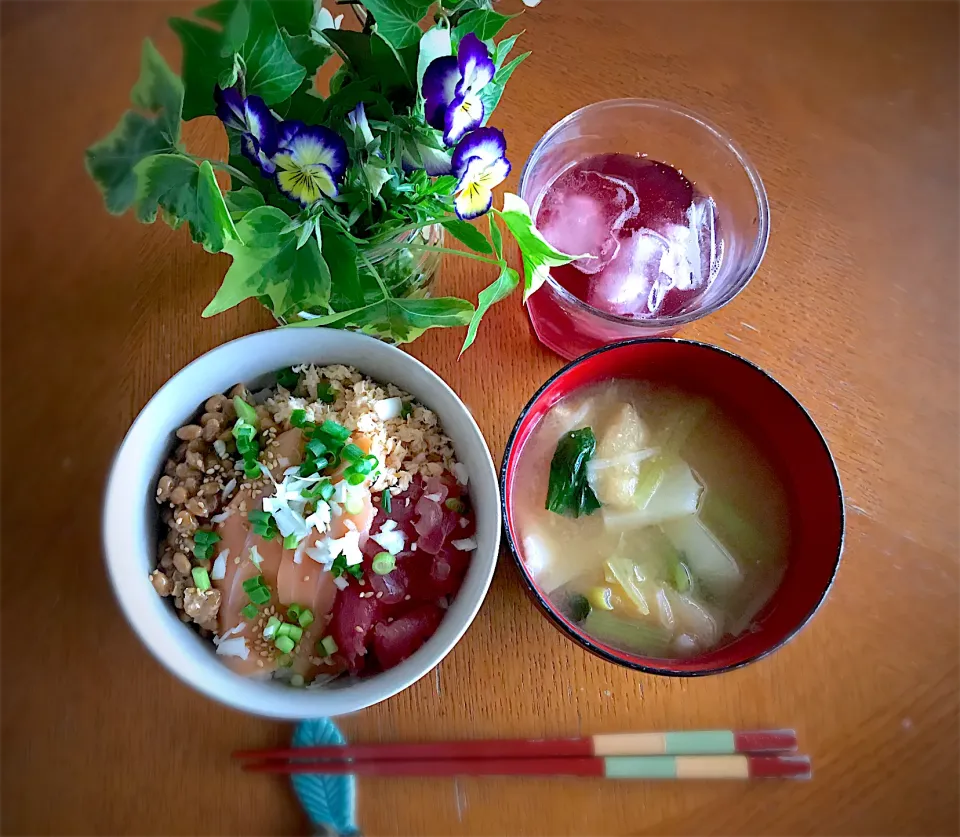 Snapdishの料理写真:海鮮丼とじゃがいもと油揚げのみそ汁|Iggywiggyさん