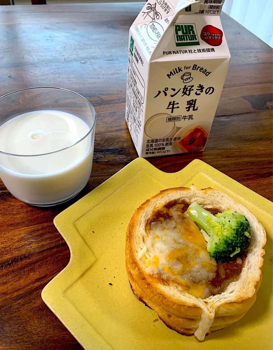 Snapdishの料理写真:ビーフシチューパンとパン好きの牛乳|みきさん