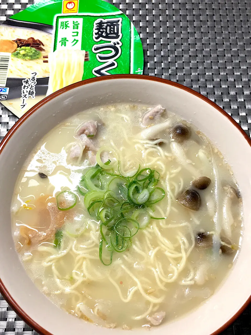 豚骨ラーメン　マルちゃん麺づくり|すくらんぶるえっぐさん