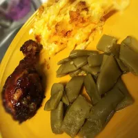 Snapdishの料理写真:barbeque chicken, cheesy hashbrowns, italian style green beans.|Michelle Englandさん