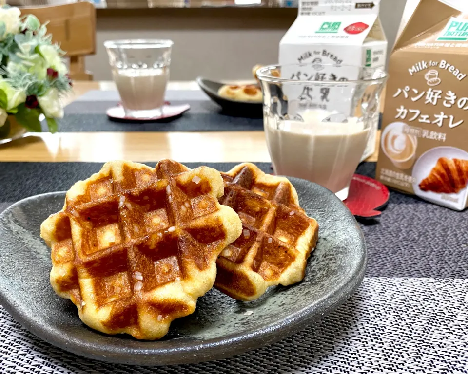 Snapdishの料理写真:大好きベルギーワッフル&パン好きのカフェオレでおやつ！！(*´∇｀*)|sakurakoさん