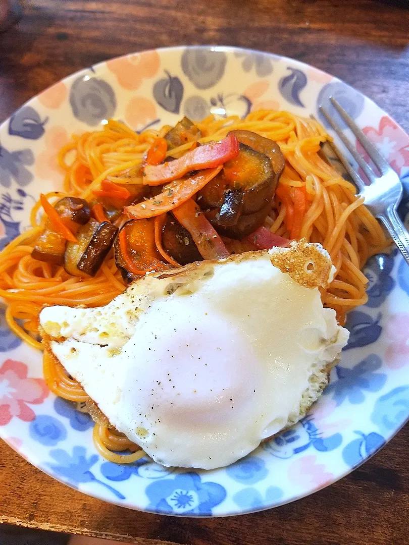 なすのパスタ~！ムダに🍳のせた~！|eeeeeさん