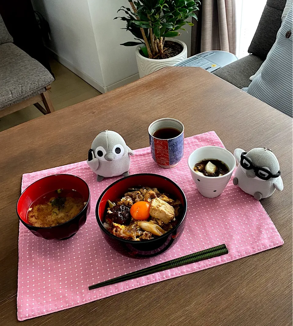 すき焼き丼、茄子のお味噌汁、長芋のもずく酢、ほうじ茶|pentarouさん