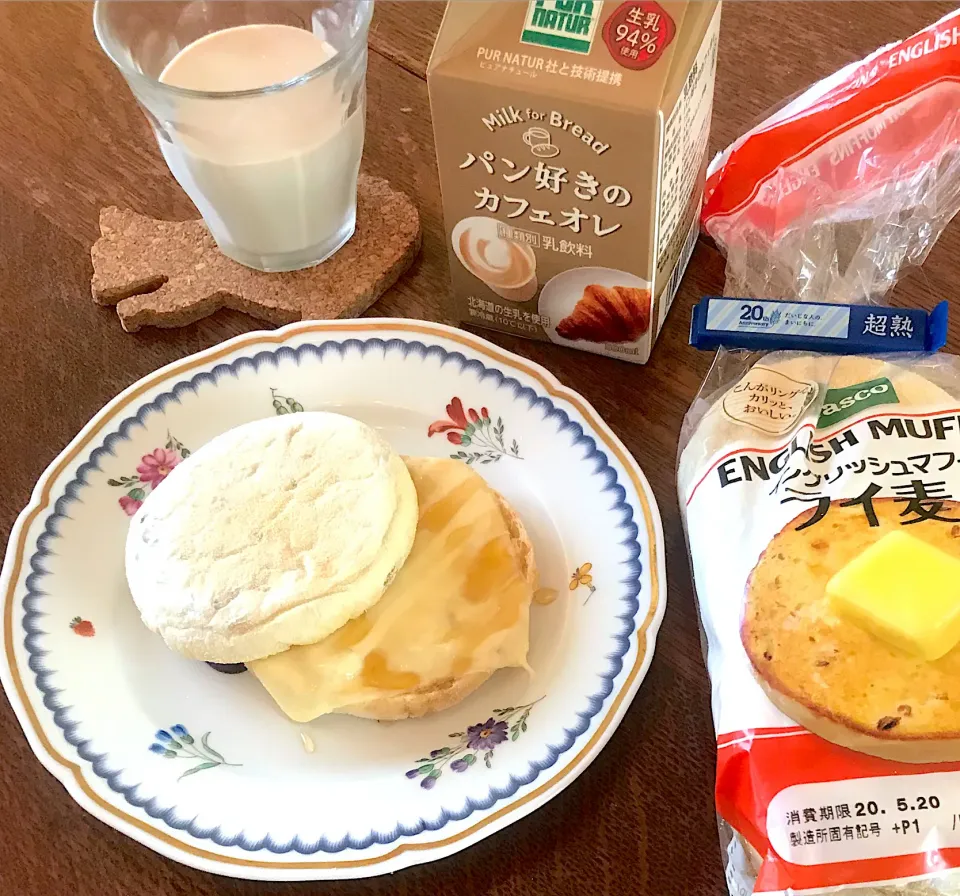 Snapdishの料理写真:ランチ #パンと牛乳のマリアージュ  #パン好きのカフェオレ  #ハニーチーズトースト  #pascoのマフィン  #パスコ|小松菜さん