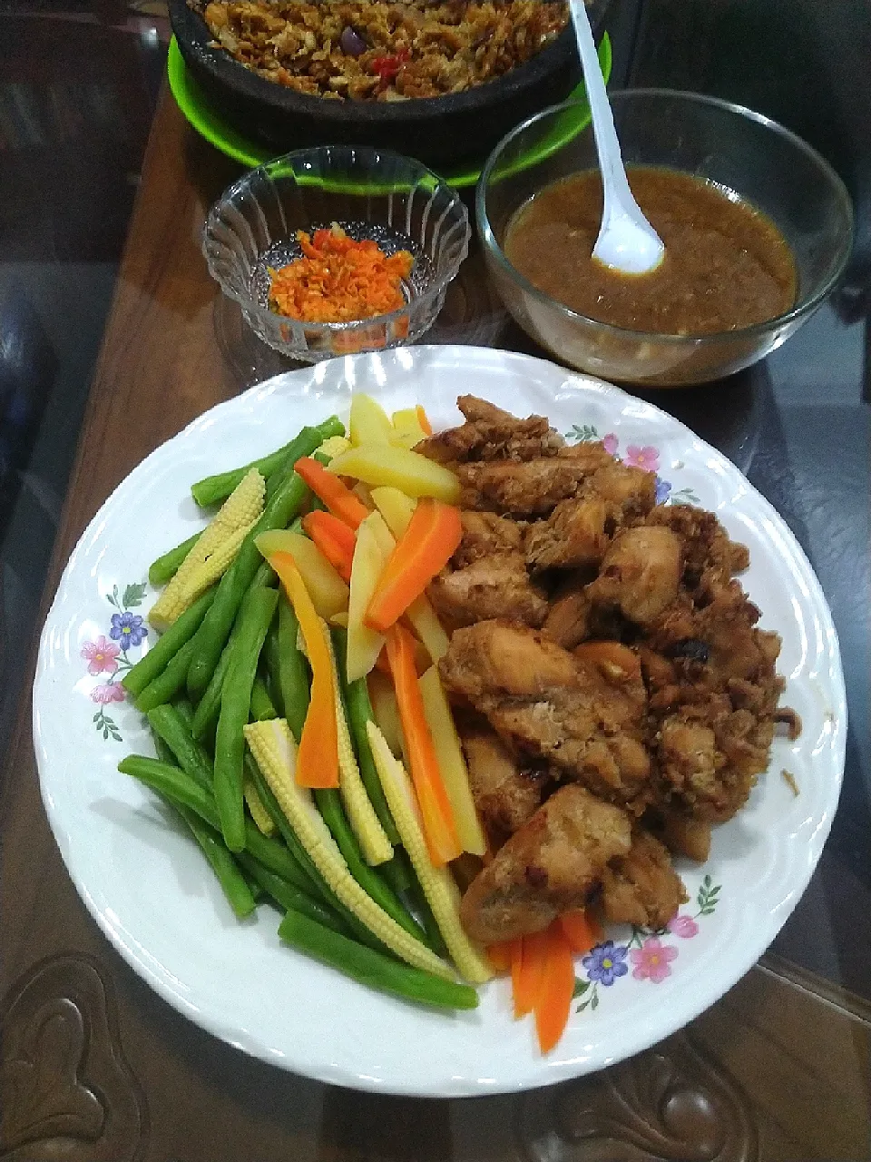 Chicken with potato, carrot, and some green vegs|Bastianznさん