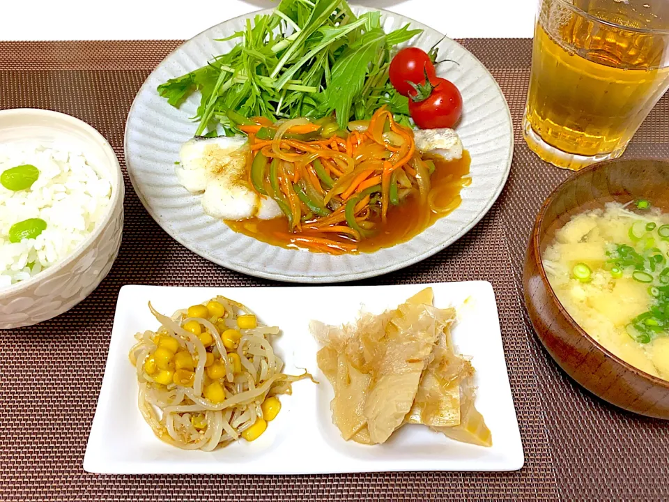 タラの甘酢餡掛け　サラダ　もやしのナムル　たけのこの煮物　枝豆ご飯　油揚げの味噌汁|momococoさん