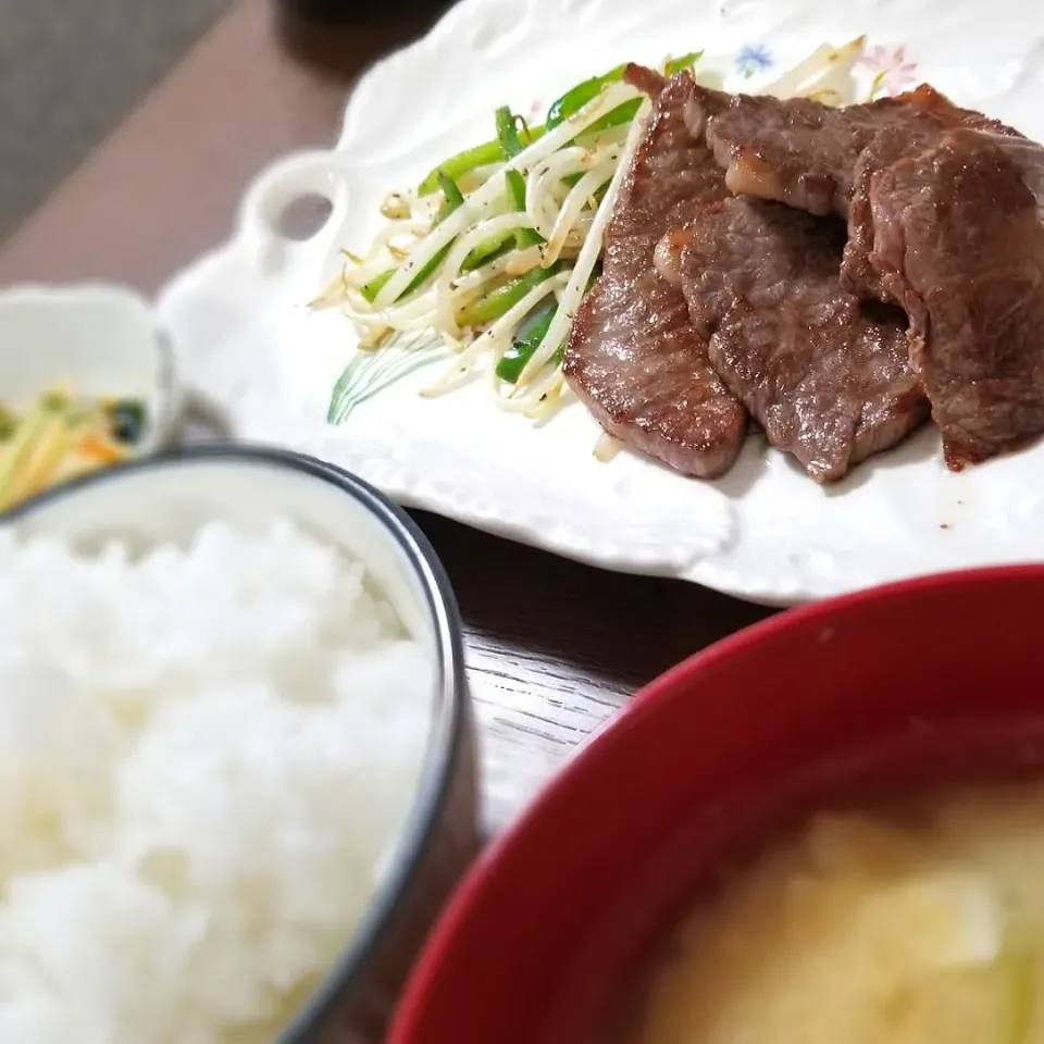 夕食◎焼き肉定食🐄|しょちちさん