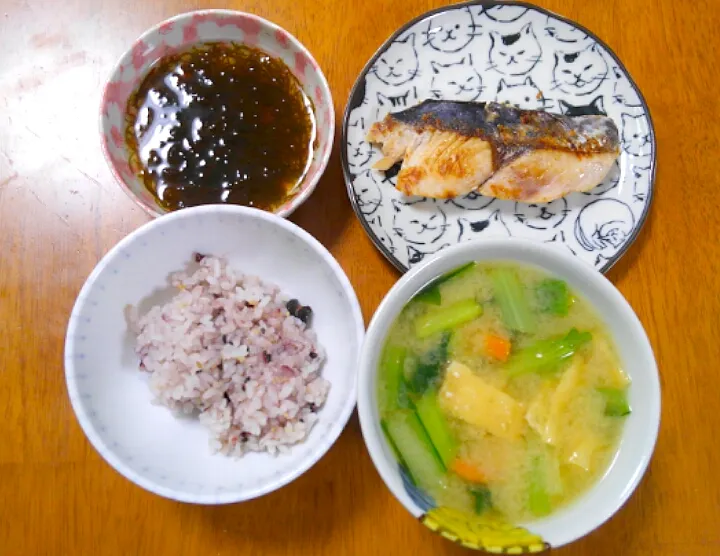 ５月１８日　鰆の塩焼き　もずく　にんじんと小松菜と油揚げのお味噌汁|いもこ。さん