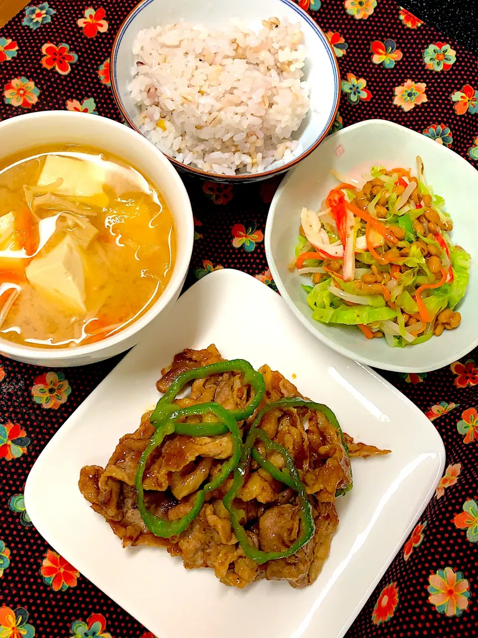 豚焼肉定食（もやしとキャベツの納豆和え、にんじんと玉ねぎの味噌汁）|ゆきりんさん