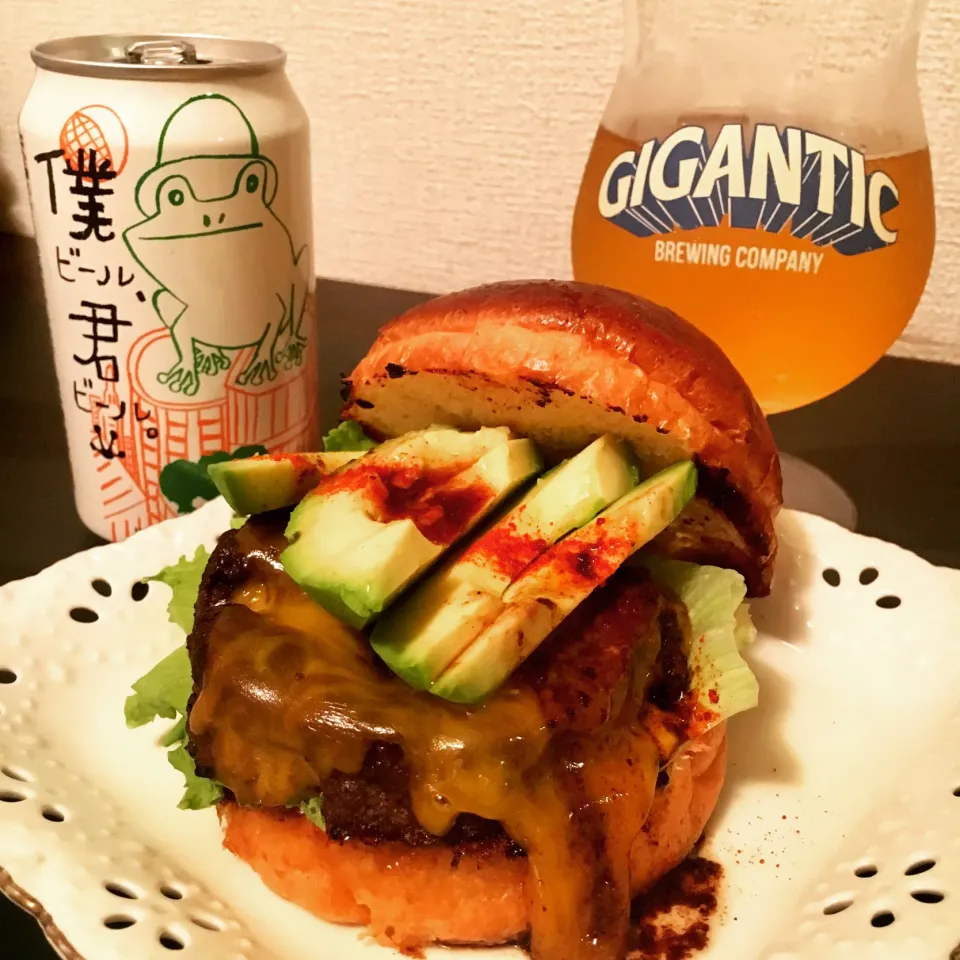 Snapdishの料理写真:Avocado Cheese Burger with Homemade Whole Wheat Brioche ＊全粒粉ブリオッシュ・アボカドチーズビーフバーガー🍔|Miboさん