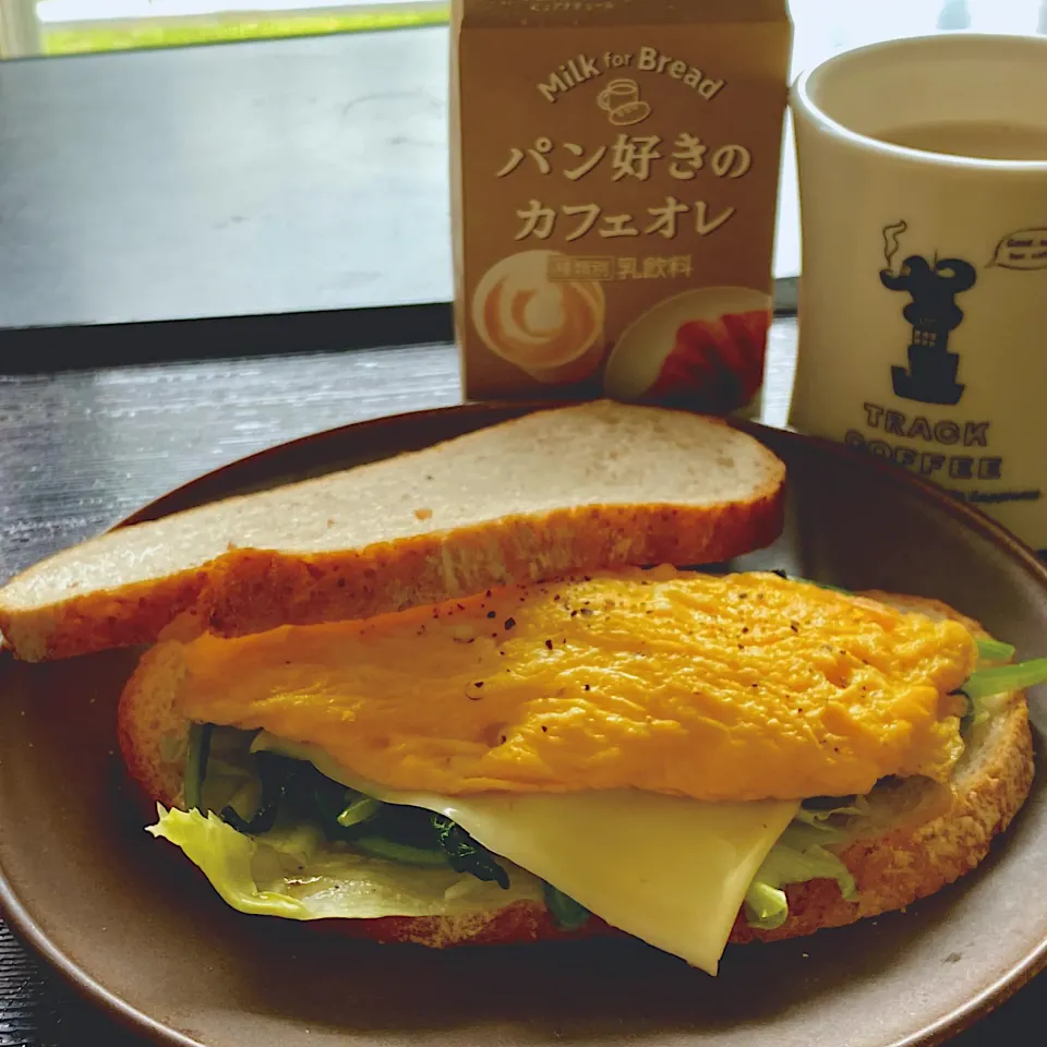 Snapdishの料理写真:朝ごはん☀️☀️☀️断酒403日目                               オムレツとほうれん草のサンドイッチ                          甘くて美味しい★パン好きのカフェオレ★                 元気が出る朝ごはん。|ぽんたさん