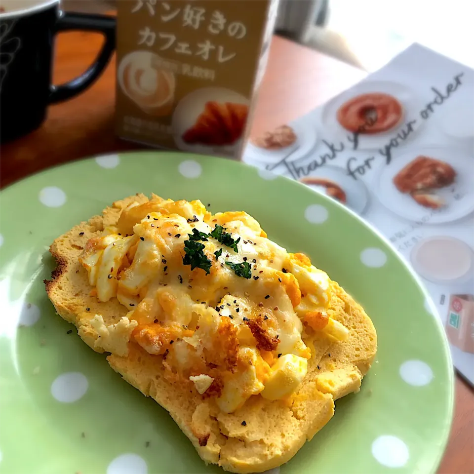 Snapdishの料理写真:おから蒸しパンのマヨ卵チーズオープンサンド😊パン好きのカフェオレと一緒に☕︎💕|ららさん