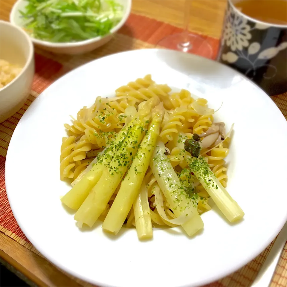 Snapdishの料理写真:2020/05/18 ホワイトアスパラ くるくるパスタ、新タマネギのコンソメスープ、水菜サラダ|kykyさん