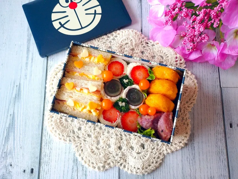 Snapdishの料理写真:ハム玉子サンドとフルーツロールサンド弁当|よよちさん