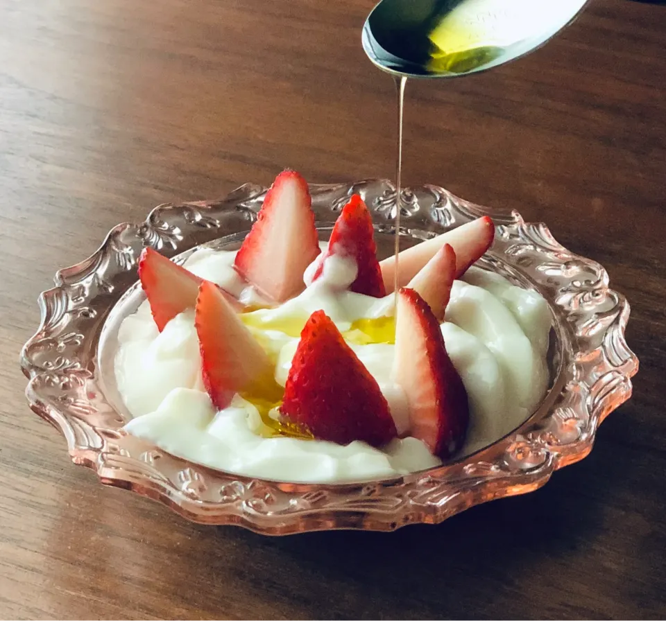 Snapdishの料理写真:苺ヨーグルトオリーブオイル🍓|マユマユさん