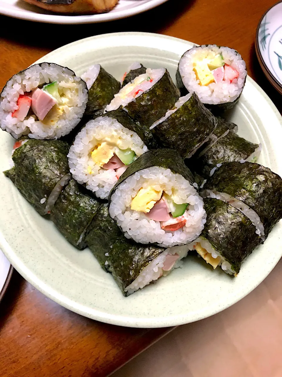 仕事場で残ったすし飯を頂き、またまた定番のサラダ巻き😊|ゆうちゃんさん