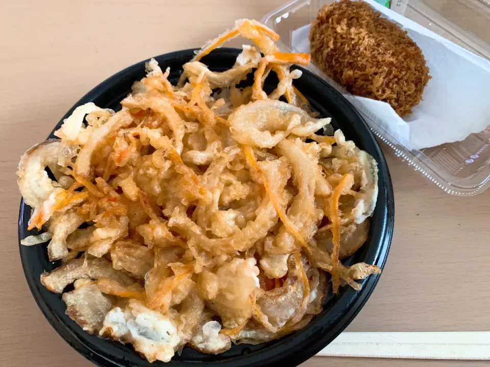 Snapdishの料理写真:エビかき揚げ丼＆たこメンチ テイクアウト|chan mitsuさん