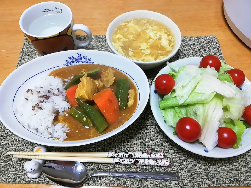 甘酒とヨーグルトのオクラチキンカレー、とろみ玉子スープ、サラダ|こっちゃんさん