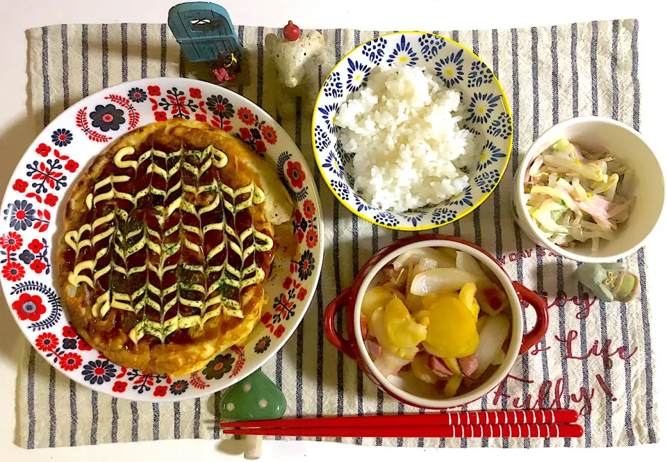 Snapdishの料理写真:お好み焼き、娘手作りジャーマンポテト、もやしとハムときゅうりのサラダ|syamさん