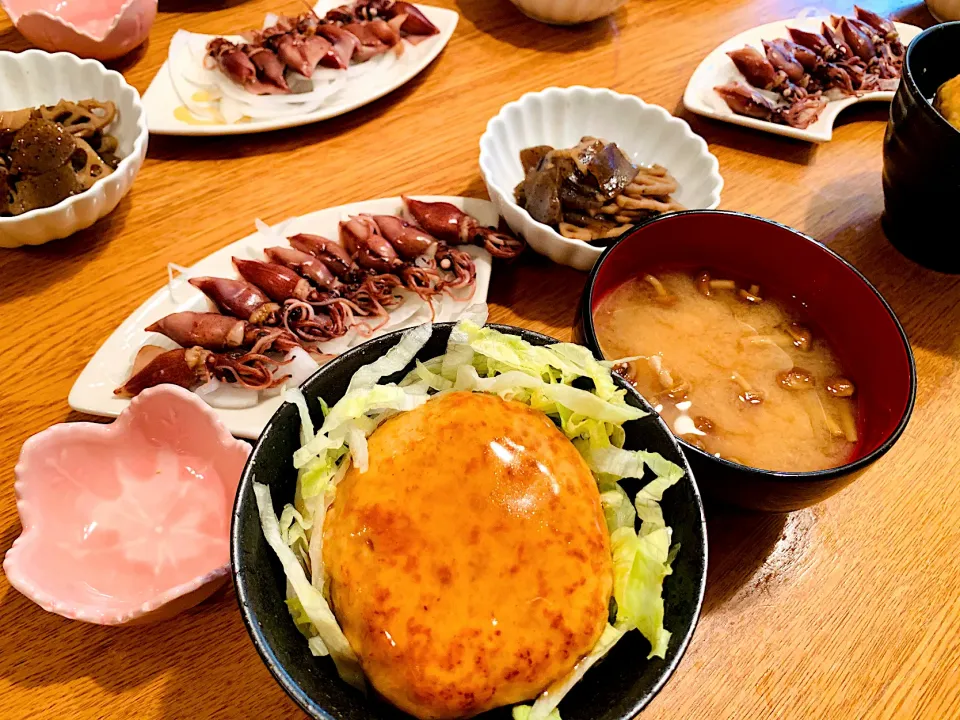 我が家の晩ごはん🍚鶏つくね丼、蒟蒻と蓮根の炒め煮、ホタルイカ|いちごさん