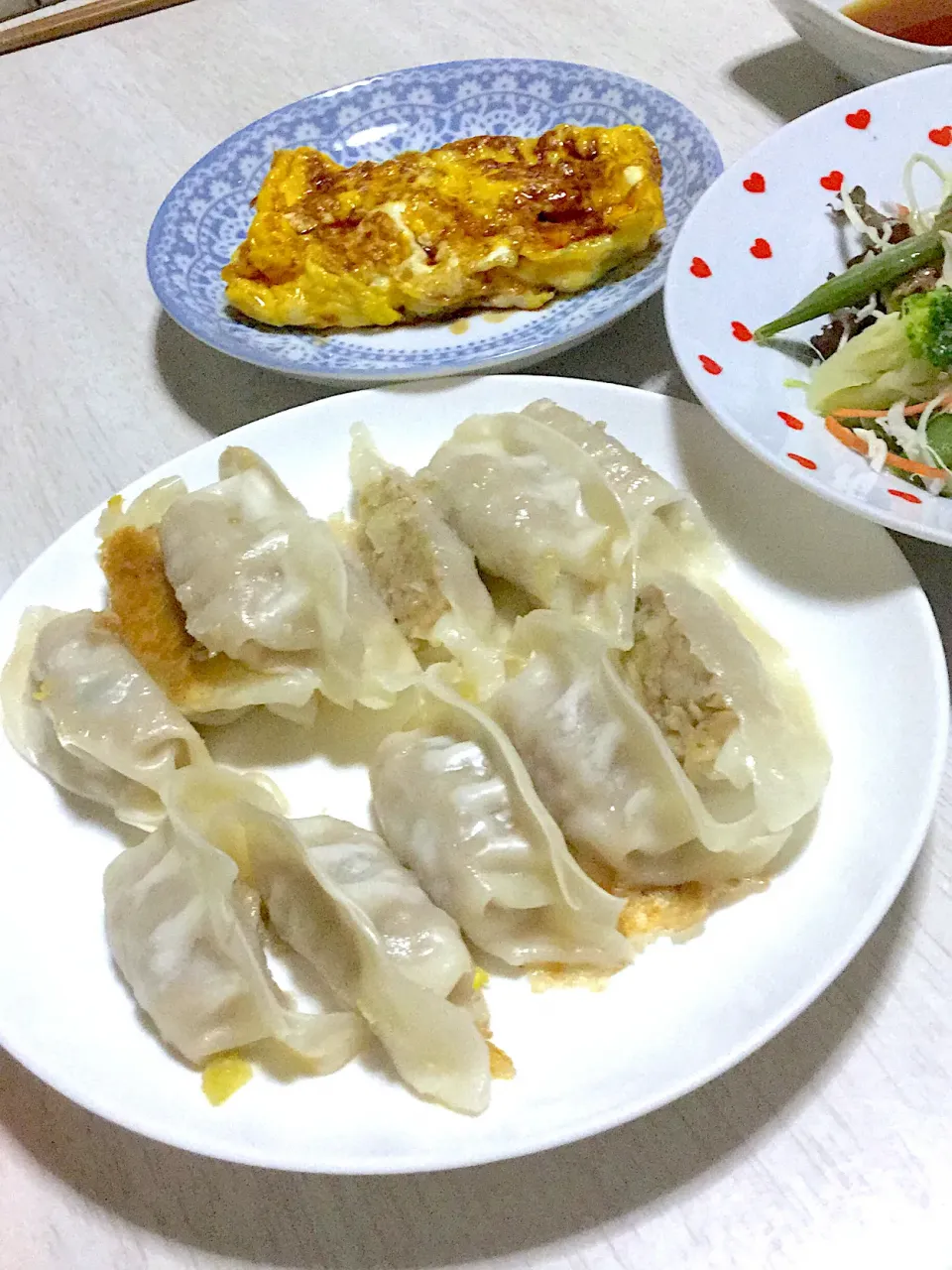 餃子、グリーンサラダ、お味噌汁、オムレツ|Ayaさん