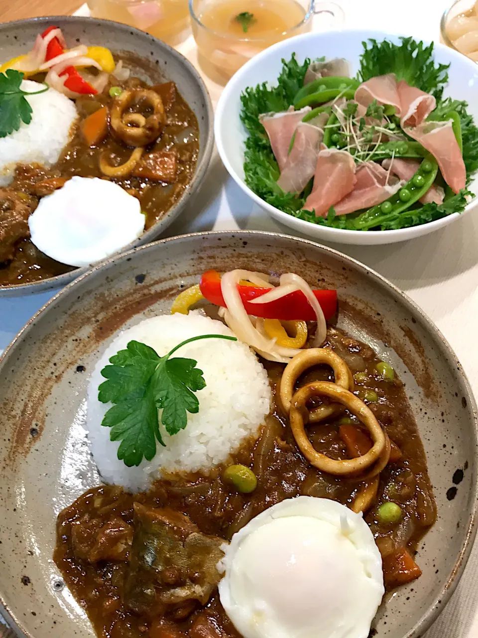 Snapdishの料理写真:さばみそ缶とイカ🦑のカレー🍛、生ハムとスナップえんどうのサラダ🥗、ベーコンとタマネギのスープ|yukinnkoさん