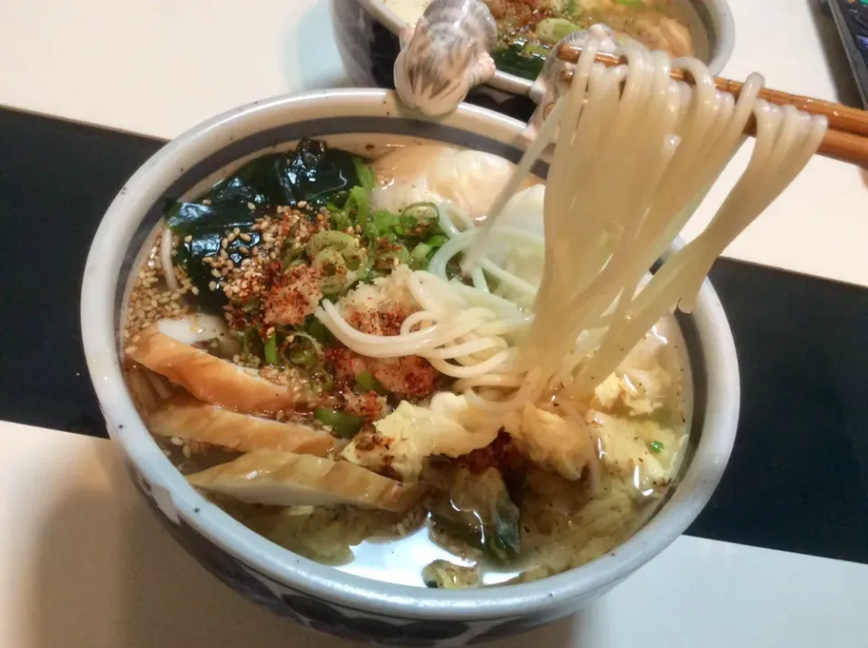 Snapdishの料理写真:夜はうどん！
うどんは細い長崎五島うどん。
秋田の丸餅と徳島のわかめと島根のちくわと、溶き卵。
わけぎと擦った生姜で。。。|Takeshi  Nagakiさん