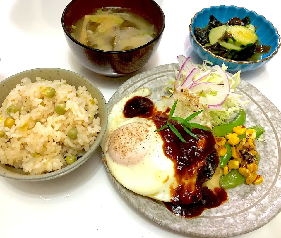 チーズインハンバーグ目玉のせ　わかめときゅうりの酢の物　豆ご飯　味噌汁|まり＊さん