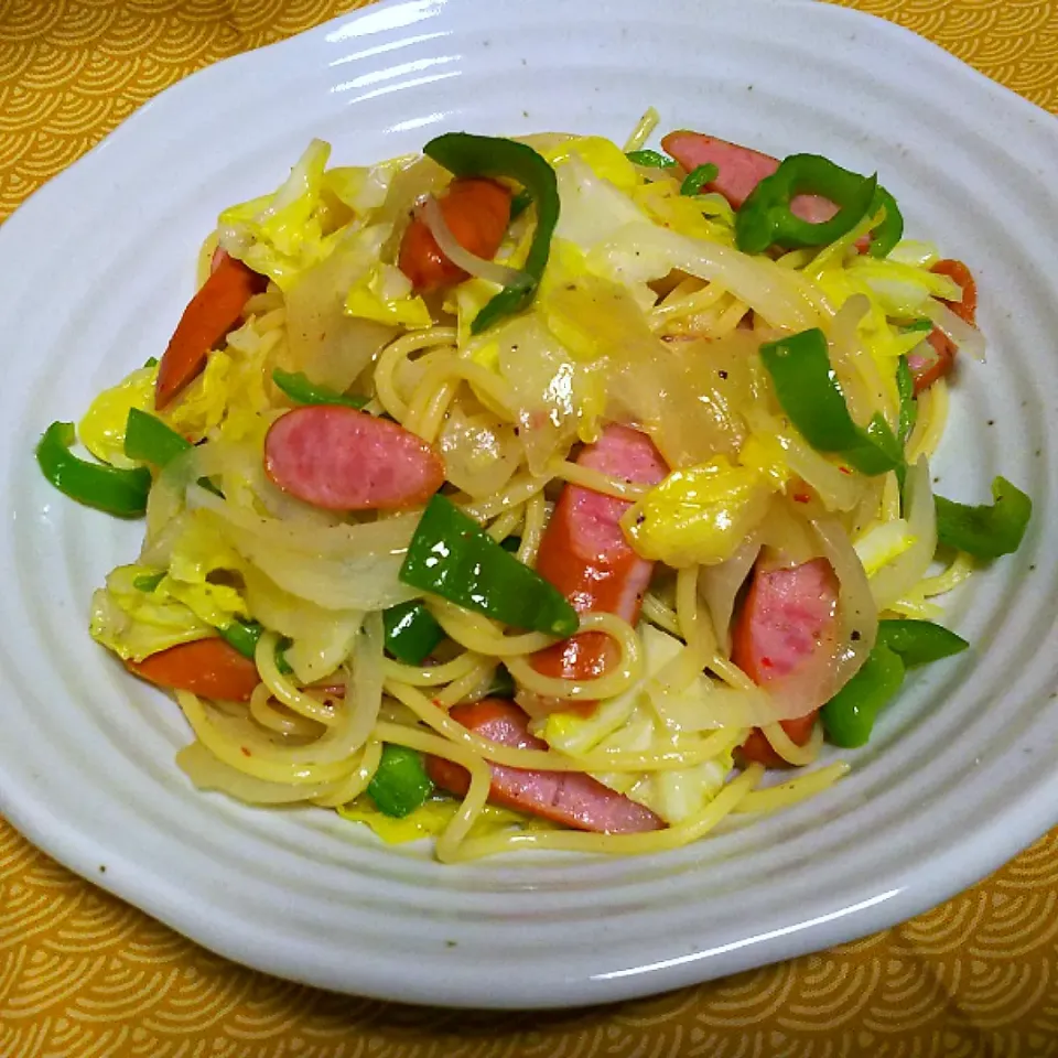 春キャベツとソーセージのガーリックオイルパスタ😋🍴💕|オレンジチョコさん