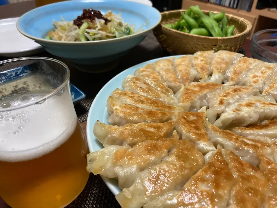 Snapdishの料理写真:手作り肉餃子&ビア|Naoko Miyataさん