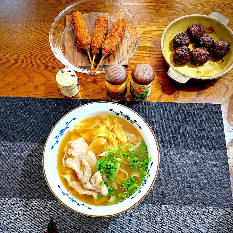 Snapdishの料理写真:5Ji19日  昼ごはん  肉うどん約4月、肉団子|yakinasuさん