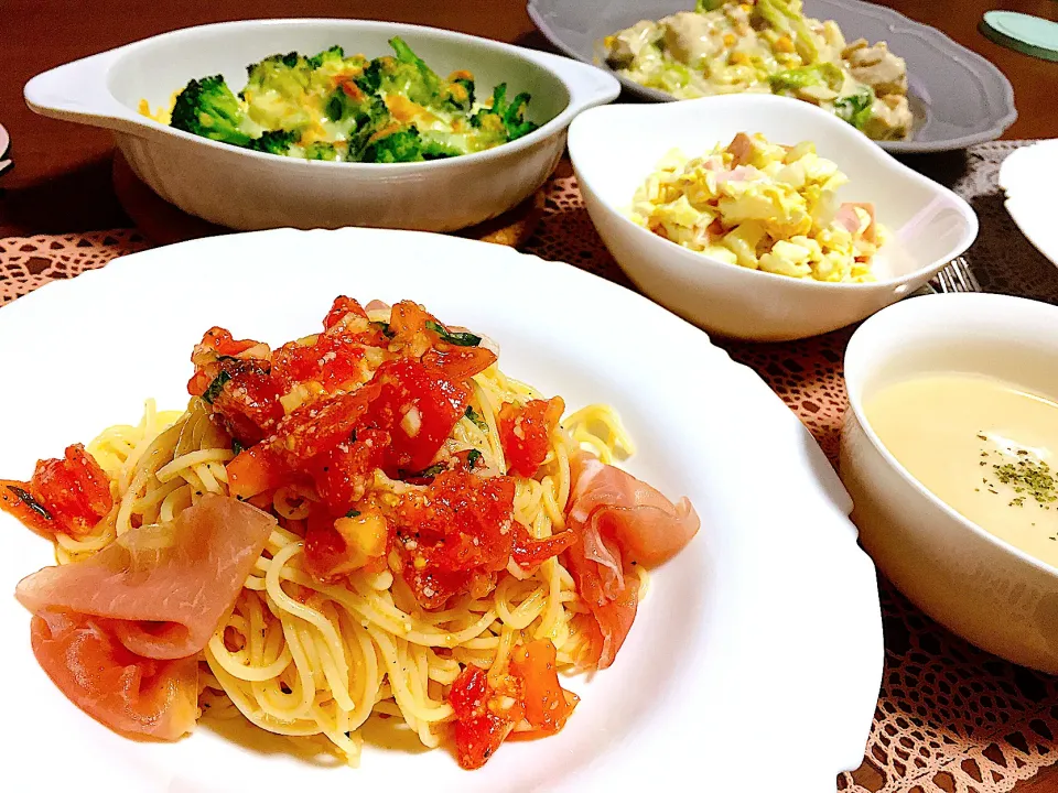 トマトと生ハムの冷製パスタ🍅|まるりさん