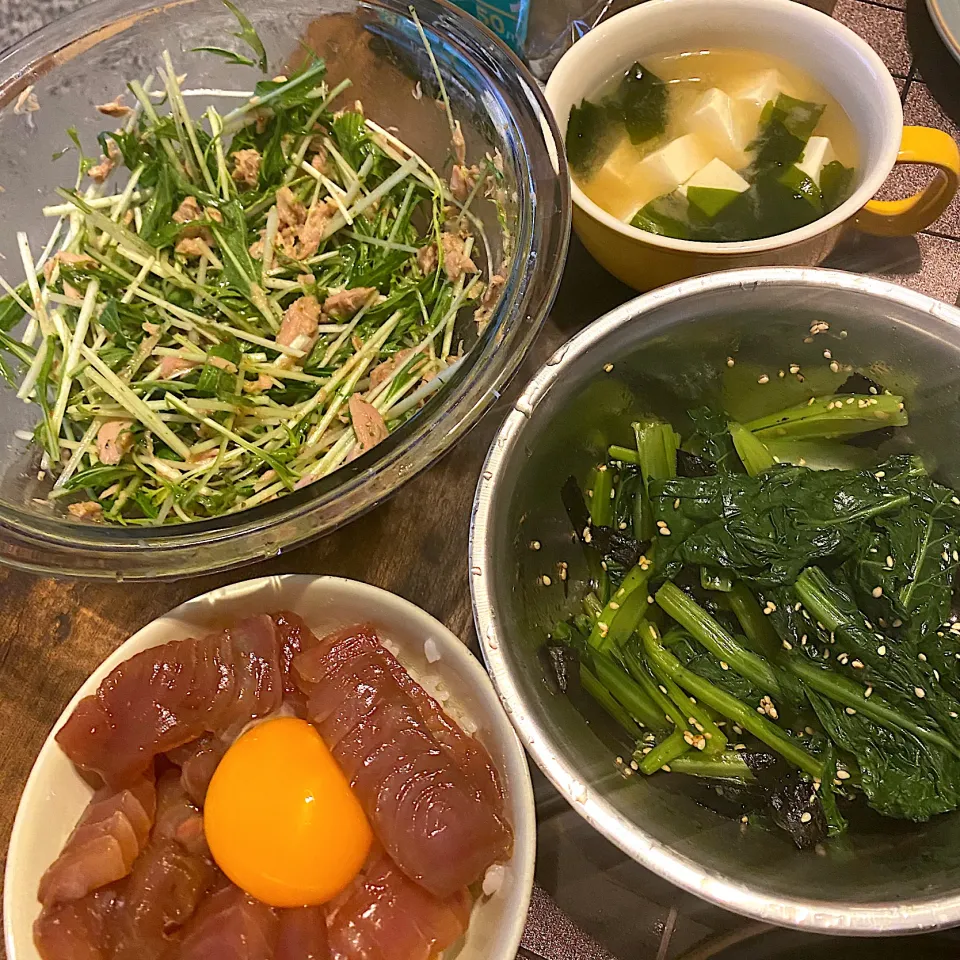 マグロ丼、水菜のサラダ、小松菜のごま和え、お味噌汁|なつこさん