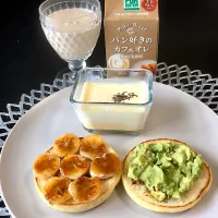 Snapdishの料理写真:発見！パンと牛乳のマリアージュ　バナナキャラメルパン🍌アボガドパン🍞|mrnさん