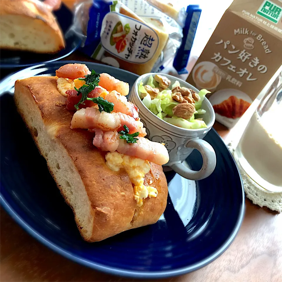 超熟フォカッチャの卵とパンチェッタのサンドイッチ🥪パン好きのカフェオレと一緒に☕️☺️|ららさん