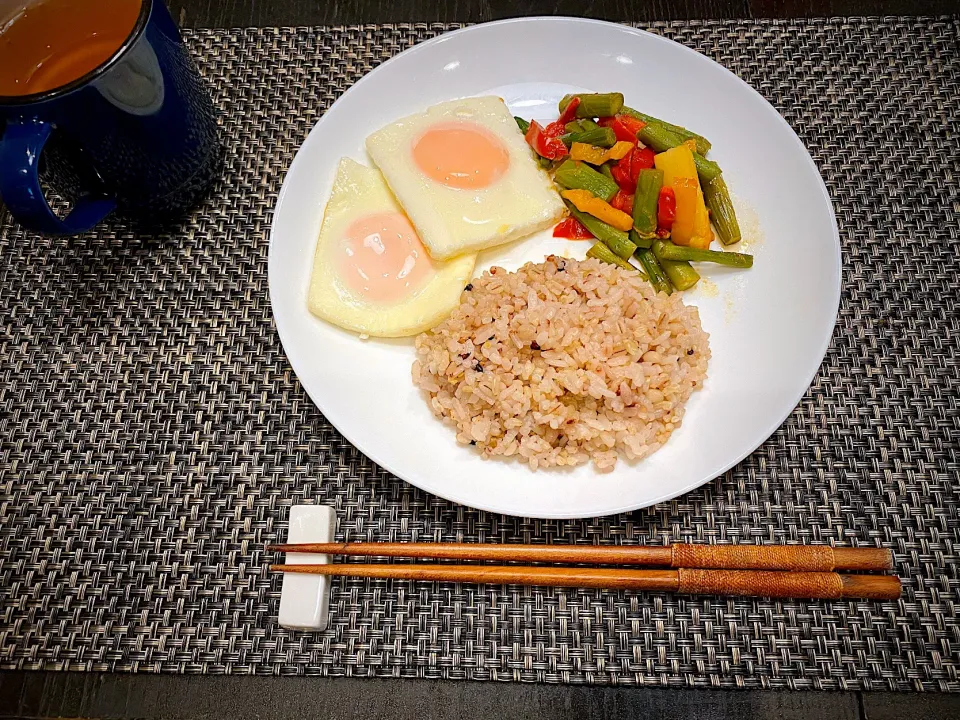 Snapdishの料理写真:おはよう！😄✨シンプルなワンプレート朝食#目玉焼き２つ|Hi-Niさん