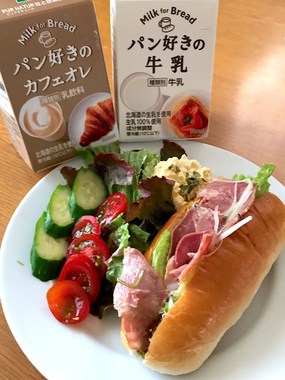 Snapdishの料理写真:パン好きの牛乳&カフェオレ💕　　　　　タン塩レモン🍋サンド🥪(♡ˊ艸ˋ)♬*|じゅん🎶さん